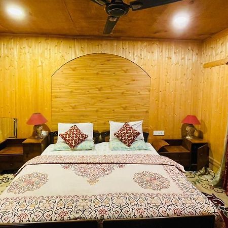 House Boat Hardy Palace Srīnagar Exterior foto