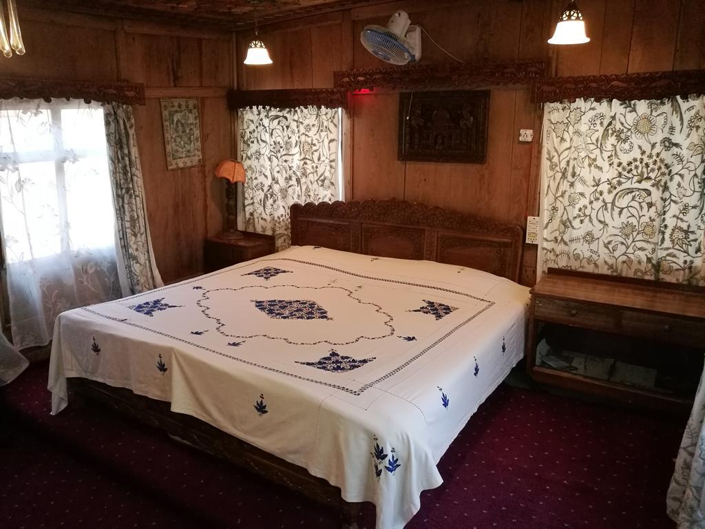 House Boat Hardy Palace Srīnagar Exterior foto